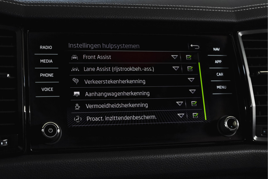 Škoda Kodiaq 1.5 TSI 150 PK Sportline Business Orig. NL | Elek. Trekhaak | Dig. Cockpit | Adapt. Cruise | Stoelverw. | PDC | Camera | NAV + App. Connect | ECC | Elek. Klep | LM 19" |