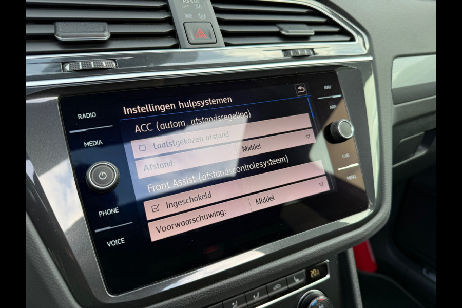 Volkswagen Tiguan 1.5 TSI ACT Highline Business R - Pano/Schuifdak- Leder - Navi - Afn.Trekhaak - Virt.Cockpit