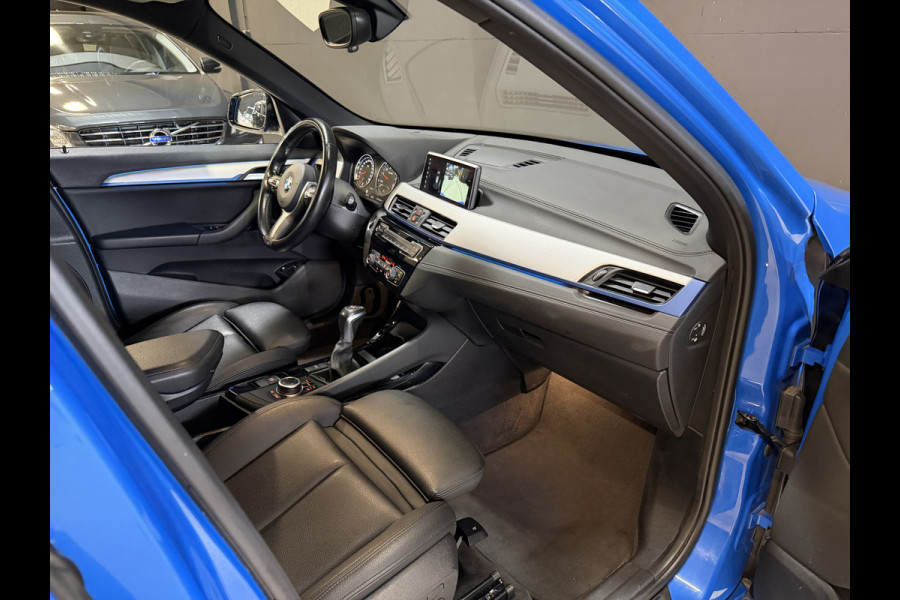 BMW X1 xDrive25e High Executive | M-pakket | Camera | Afn. trekhaak | Leder | Sfeerverlichting | Full LED