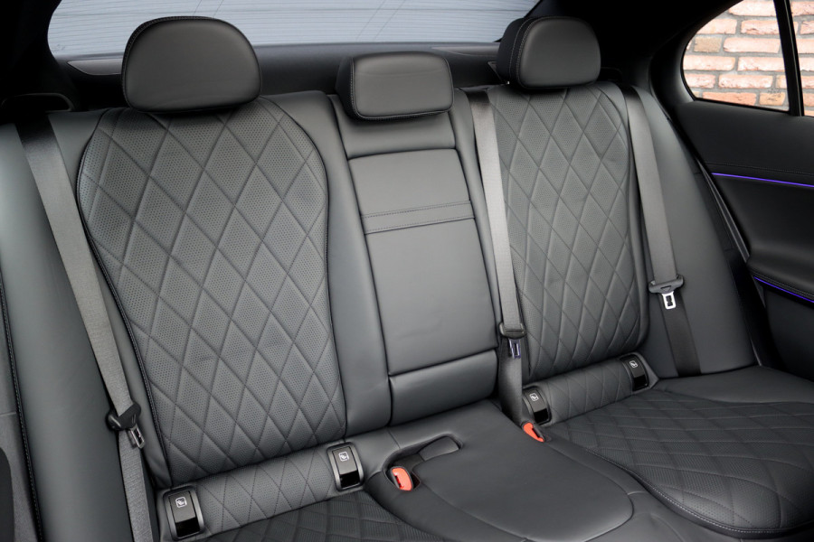 Mercedes-Benz E-Klasse 450 d 4MATIC AMG Line | Hyperscreen | Luchtvering | Achterasbesturing | Standkachel | Nappa Leder | Stoelventilatie | Trekhaak | Distronic+ | HUD | Massage | 3D-Display |