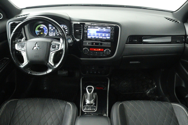 Mitsubishi Outlander 2.4 PHEV Instyle (PANORAMADAK, NAVIGATIE, STOEL-/STUURVERWARMING, 360 CAMERA, TREKHAAK, ADAPTIEVE CRUISE)