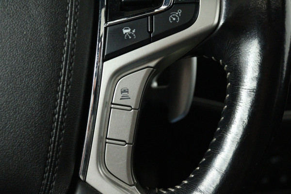 Mitsubishi Outlander 2.4 PHEV Instyle (PANORAMADAK, NAVIGATIE, STOEL-/STUURVERWARMING, 360 CAMERA, TREKHAAK, ADAPTIEVE CRUISE)