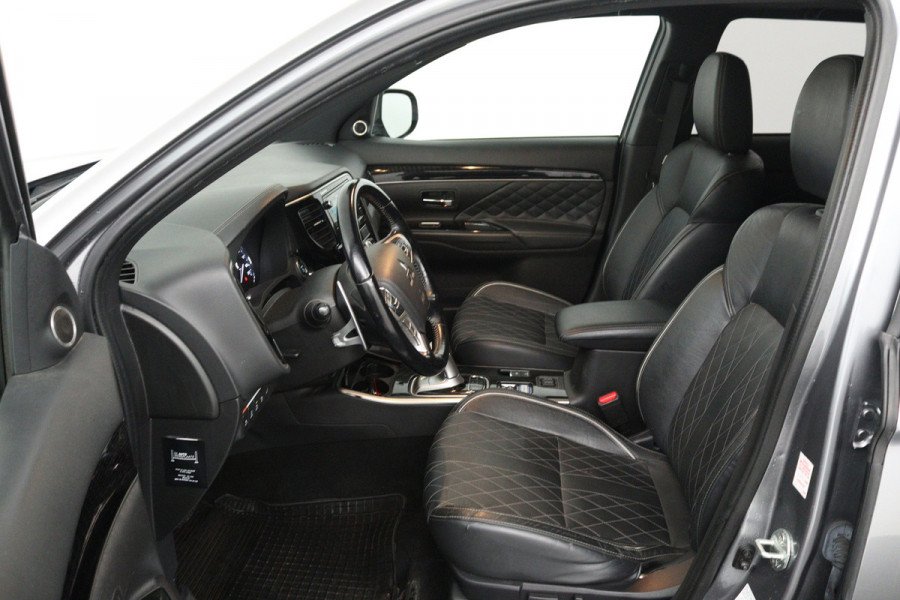 Mitsubishi Outlander 2.4 PHEV Instyle (PANORAMADAK, NAVIGATIE, STOEL-/STUURVERWARMING, 360 CAMERA, TREKHAAK, ADAPTIEVE CRUISE)