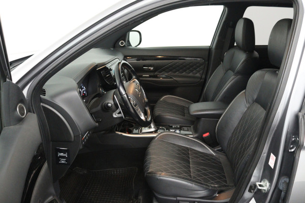 Mitsubishi Outlander 2.4 PHEV Instyle (PANORAMADAK, NAVIGATIE, STOEL-/STUURVERWARMING, 360 CAMERA, TREKHAAK, ADAPTIEVE CRUISE)
