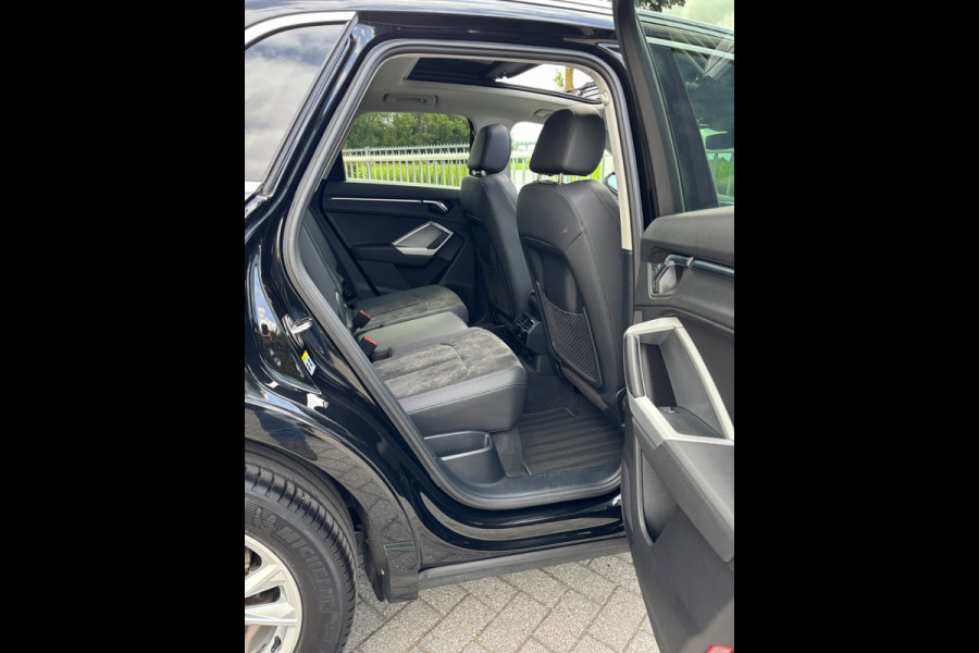 Audi Q3 45 TFSI e S edition PANO / S-LINE / LEDER ALCANTARA / CAMERA / LED / VERWARMDE STOELEN / SPORTSTOELEN