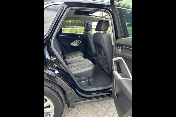 Audi Q3 45 TFSI e S edition PANO / S-LINE / LEDER ALCANTARA / CAMERA / LED / VERWARMDE STOELEN / SPORTSTOELEN