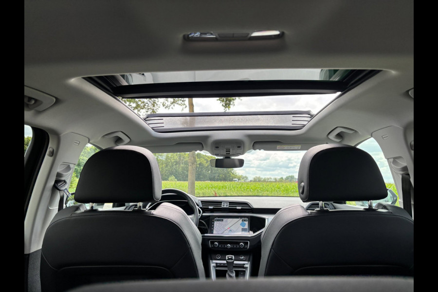 Audi Q3 45 TFSI e S edition PANO / S-LINE / LEDER ALCANTARA / CAMERA / LED / VERWARMDE STOELEN / SPORTSTOELEN