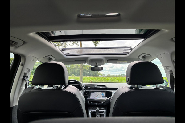 Audi Q3 45 TFSI e S edition PANO / S-LINE / LEDER ALCANTARA / CAMERA / LED / VERWARMDE STOELEN / SPORTSTOELEN