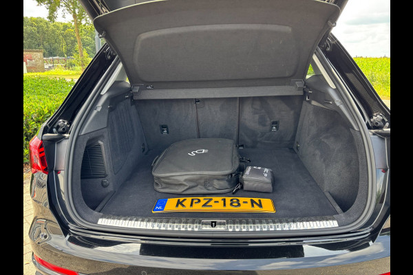 Audi Q3 45 TFSI e S edition PANO / S-LINE / LEDER ALCANTARA / CAMERA / LED / VERWARMDE STOELEN / SPORTSTOELEN