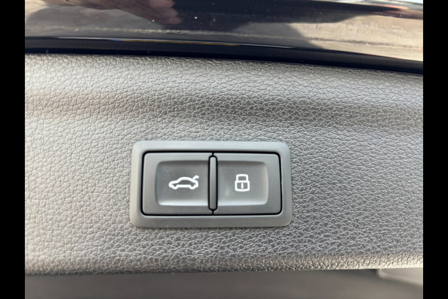 Audi Q3 45 TFSI e S edition PANO / S-LINE / LEDER ALCANTARA / CAMERA / LED / VERWARMDE STOELEN / SPORTSTOELEN
