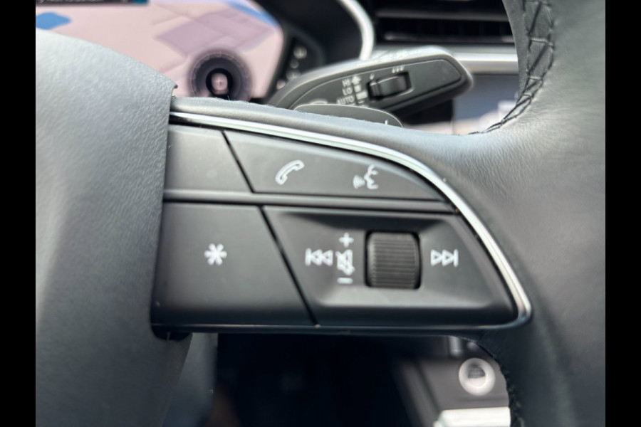 Audi Q3 45 TFSI e S edition PANO / S-LINE / LEDER ALCANTARA / CAMERA / LED / VERWARMDE STOELEN / SPORTSTOELEN