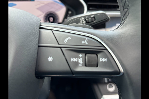 Audi Q3 45 TFSI e S edition PANO / S-LINE / LEDER ALCANTARA / CAMERA / LED / VERWARMDE STOELEN / SPORTSTOELEN