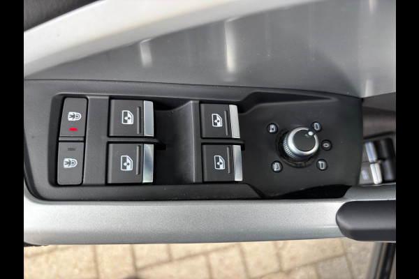 Audi Q3 45 TFSI e S edition PANO / S-LINE / LEDER ALCANTARA / CAMERA / LED / VERWARMDE STOELEN / SPORTSTOELEN