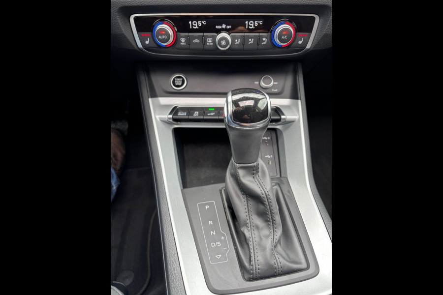 Audi Q3 45 TFSI e S edition PANO / S-LINE / LEDER ALCANTARA / CAMERA / LED / VERWARMDE STOELEN / SPORTSTOELEN
