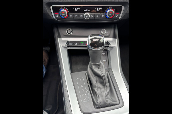 Audi Q3 45 TFSI e S edition PANO / S-LINE / LEDER ALCANTARA / CAMERA / LED / VERWARMDE STOELEN / SPORTSTOELEN