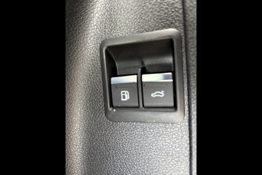 Audi Q3 45 TFSI e S edition PANO / S-LINE / LEDER ALCANTARA / CAMERA / LED / VERWARMDE STOELEN / SPORTSTOELEN