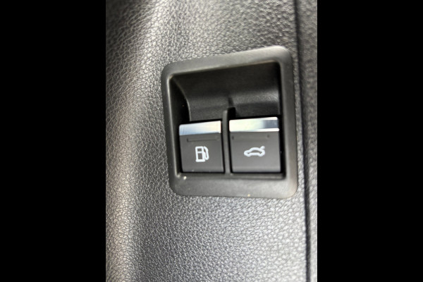Audi Q3 45 TFSI e S edition PANO / S-LINE / LEDER ALCANTARA / CAMERA / LED / VERWARMDE STOELEN / SPORTSTOELEN