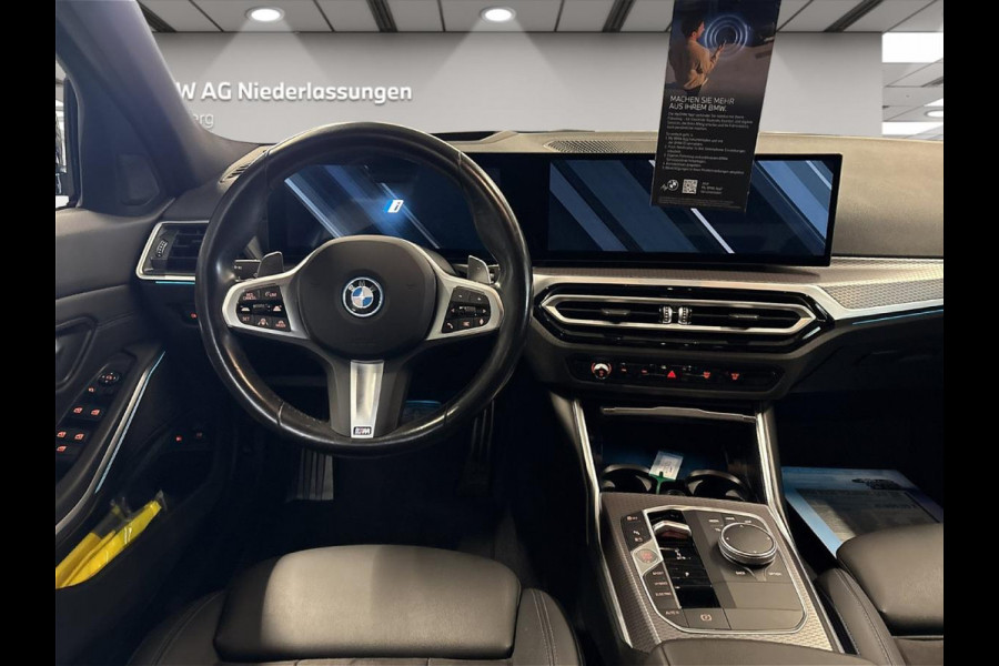 BMW 3 Serie Touring 330e M-SPORT ** ADAP. LED, PANO, TREKH, ACC, HuD, 19-inch LMV ** 1e EIG - UNFALLFREI, BMW ONDERH. ** * INFORMEER OOK NAAR ONZE AANTREKKELIJKE FINANCIAL-LEASE TARIEVEN **