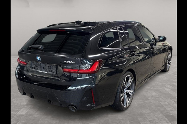BMW 3 Serie Touring 330e M-SPORT ** ADAP. LED, PANO, TREKH, ACC, HuD, 19-inch LMV ** 1e EIG - UNFALLFREI, BMW ONDERH. ** * INFORMEER OOK NAAR ONZE AANTREKKELIJKE FINANCIAL-LEASE TARIEVEN **