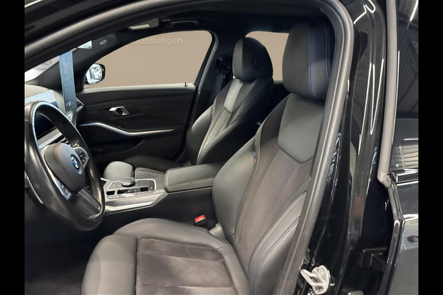 BMW 3 Serie Touring 330e M-SPORT ** ADAP. LED, PANO, TREKH, ACC, HuD, 19-inch LMV ** 1e EIG - UNFALLFREI, BMW ONDERH. ** * INFORMEER OOK NAAR ONZE AANTREKKELIJKE FINANCIAL-LEASE TARIEVEN **