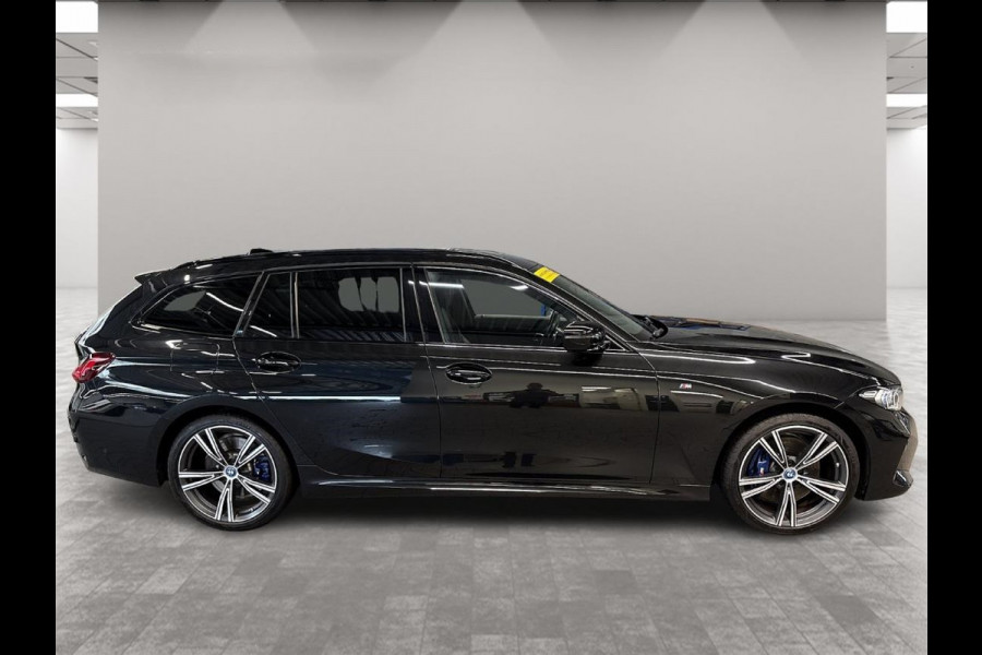 BMW 3 Serie Touring 330e M-SPORT ** ADAP. LED, PANO, TREKH, ACC, HuD, 19-inch LMV ** 1e EIG - UNFALLFREI, BMW ONDERH. ** * INFORMEER OOK NAAR ONZE AANTREKKELIJKE FINANCIAL-LEASE TARIEVEN **