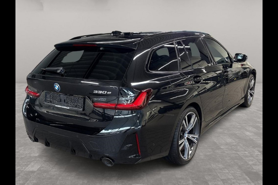 BMW 3 Serie Touring 330e M-SPORT ** ADAP. LED, PANO, TREKH, ACC, HuD, 19-inch LMV ** 1e EIG - UNFALLFREI, BMW ONDERH. ** * INFORMEER OOK NAAR ONZE AANTREKKELIJKE FINANCIAL-LEASE TARIEVEN **