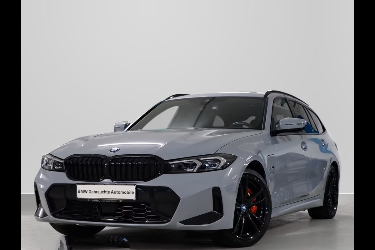 BMW 3 Serie Touring 330e M-SPORT ** ADAP. LED, PANO, TREKH, ACC, HuD, 19-inch LMV ** 1e EIG - UNFALLFREI, BMW ONDERH. ** * INFORMEER OOK NAAR ONZE AANTREKKELIJKE FINANCIAL-LEASE TARIEVEN **