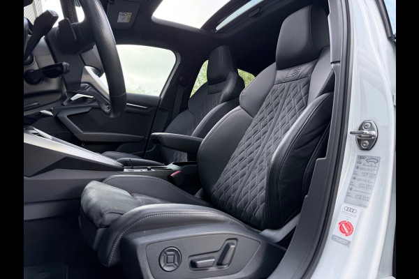 Audi A3 Sportback 45 TFSI e S edition Competition Pano/Sfeer/Camera