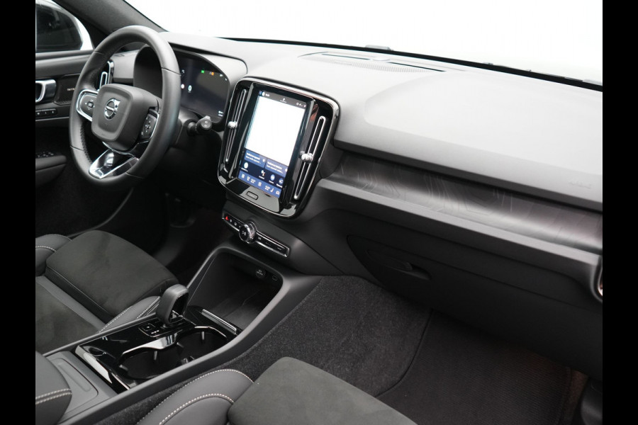 Volvo XC40 Recharge Ultimate 69 kWh 232pk Dealer O.H | Trekhaak Af Fabriek | Panodak | 360 Camera | Adaptive Cruise | Harman / Kardon | Alcantara Sportstoelen Memory & Verwarmd | BLIS | Keyless | Apple Carplay | Pilot Assist | Stuurverwarming | Google Assistant & Maps | Navigatie | DAB | 19"L.M |