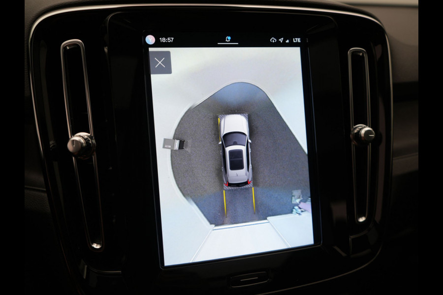 Volvo XC40 Recharge Ultimate 69 kWh 232pk Dealer O.H | Trekhaak Af Fabriek | Panodak | 360 Camera | Adaptive Cruise | Harman / Kardon | Alcantara Sportstoelen Memory & Verwarmd | BLIS | Keyless | Apple Carplay | Pilot Assist | Stuurverwarming | Google Assistant & Maps | Navigatie | DAB | 19"L.M |