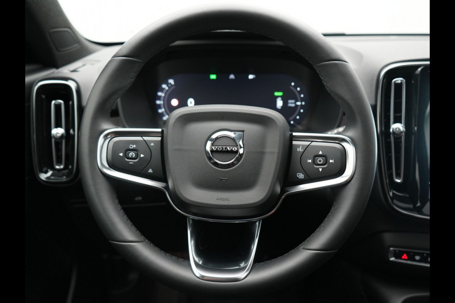 Volvo XC40 Recharge Ultimate 69 kWh 232pk Dealer O.H | Trekhaak Af Fabriek | Panodak | 360 Camera | Adaptive Cruise | Harman / Kardon | Alcantara Sportstoelen Memory & Verwarmd | BLIS | Keyless | Apple Carplay | Pilot Assist | Stuurverwarming | Google Assistant & Maps | Navigatie | DAB | 19"L.M |