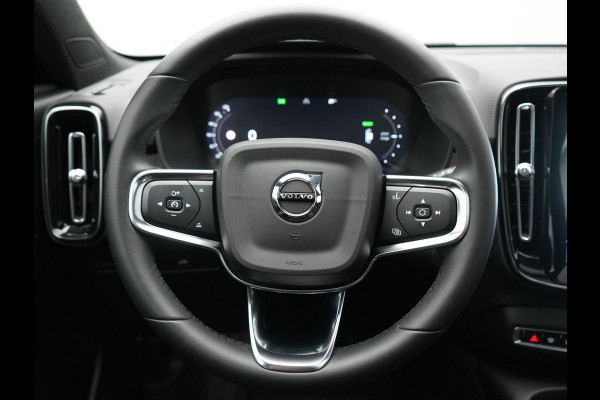 Volvo XC40 Recharge Ultimate 69 kWh 232pk Dealer O.H | Trekhaak Af Fabriek | Panodak | 360 Camera | Adaptive Cruise | Harman / Kardon | Alcantara Sportstoelen Memory & Verwarmd | BLIS | Keyless | Apple Carplay | Pilot Assist | Stuurverwarming | Google Assistant & Maps | Navigatie | DAB | 19"L.M |