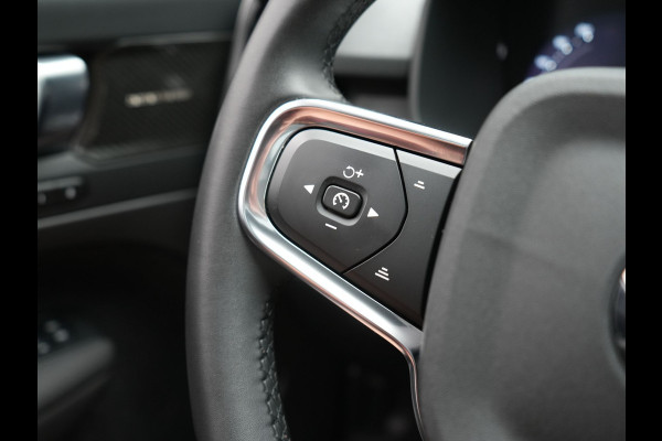 Volvo XC40 Recharge Ultimate 69 kWh 232pk Dealer O.H | Trekhaak Af Fabriek | Panodak | 360 Camera | Adaptive Cruise | Harman / Kardon | Alcantara Sportstoelen Memory & Verwarmd | BLIS | Keyless | Apple Carplay | Pilot Assist | Stuurverwarming | Google Assistant & Maps | Navigatie | DAB | 19"L.M |