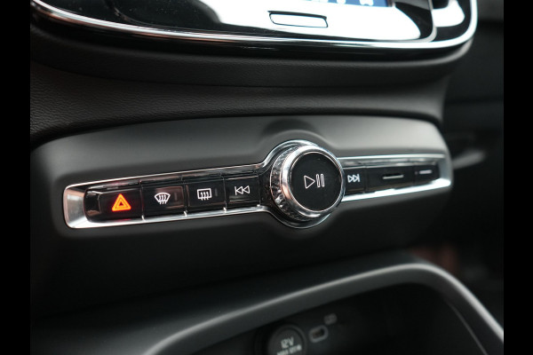 Volvo XC40 Recharge Ultimate 69 kWh 232pk Dealer O.H | Trekhaak Af Fabriek | Panodak | 360 Camera | Adaptive Cruise | Harman / Kardon | Alcantara Sportstoelen Memory & Verwarmd | BLIS | Keyless | Apple Carplay | Pilot Assist | Stuurverwarming | Google Assistant & Maps | Navigatie | DAB | 19"L.M |