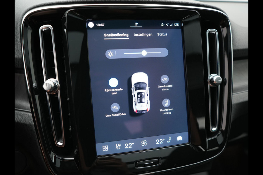 Volvo XC40 Recharge Ultimate 69 kWh 232pk Dealer O.H | Trekhaak Af Fabriek | Panodak | 360 Camera | Adaptive Cruise | Harman / Kardon | Alcantara Sportstoelen Memory & Verwarmd | BLIS | Keyless | Apple Carplay | Pilot Assist | Stuurverwarming | Google Assistant & Maps | Navigatie | DAB | 19"L.M |