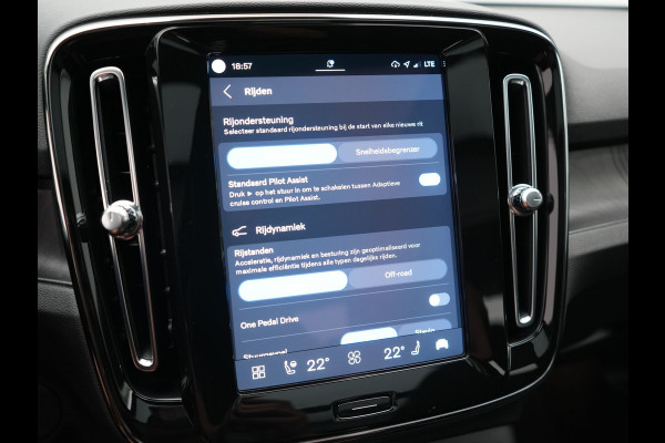 Volvo XC40 Recharge Ultimate 69 kWh 232pk Dealer O.H | Trekhaak Af Fabriek | Panodak | 360 Camera | Adaptive Cruise | Harman / Kardon | Alcantara Sportstoelen Memory & Verwarmd | BLIS | Keyless | Apple Carplay | Pilot Assist | Stuurverwarming | Google Assistant & Maps | Navigatie | DAB | 19"L.M |