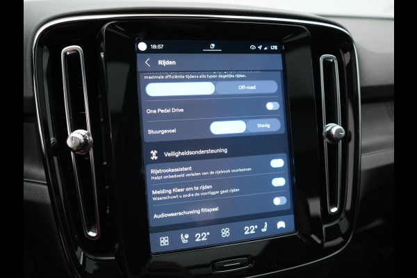 Volvo XC40 Recharge Ultimate 69 kWh 232pk Dealer O.H | Trekhaak Af Fabriek | Panodak | 360 Camera | Adaptive Cruise | Harman / Kardon | Alcantara Sportstoelen Memory & Verwarmd | BLIS | Keyless | Apple Carplay | Pilot Assist | Stuurverwarming | Google Assistant & Maps | Navigatie | DAB | 19"L.M |