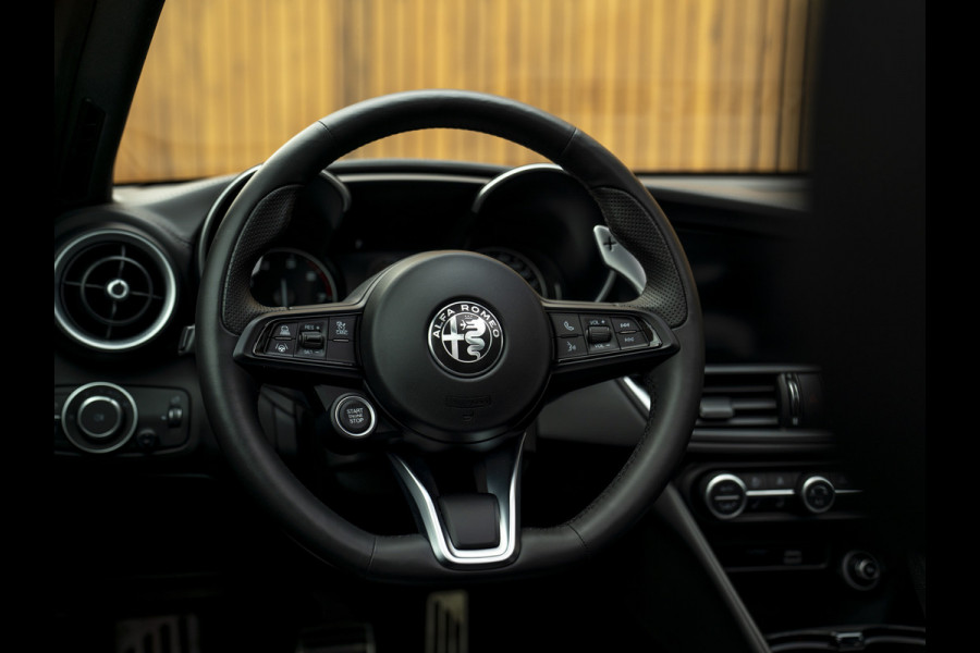 Alfa Romeo Giulia 2.0T Veloce 280pk AWD Full Option! | Pano-dak | Harman/Kardon | Ragazzon | Adapt. cruise | CarPlay
