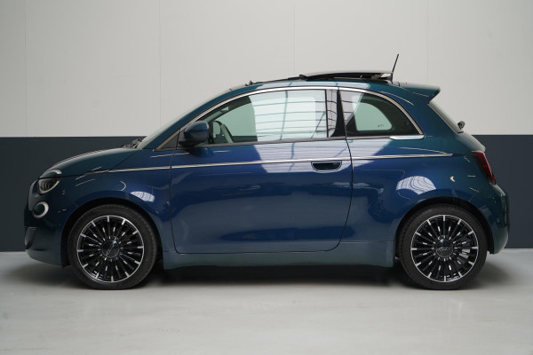 Fiat 500E La Prima 42 kWh | SoH 90,6% | Schuif/kanteldak | Carplay | Adaptive cruise | Parkeersensoren | Pack winter | Lm velgen