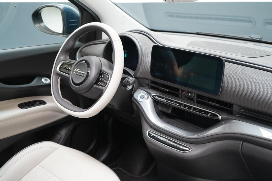 Fiat 500E La Prima 42 kWh | SoH 90,6% | Schuif/kanteldak | Carplay | Adaptive cruise | Parkeersensoren | Pack winter | Lm velgen
