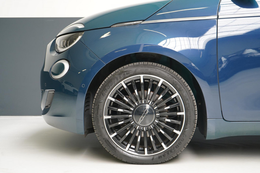 Fiat 500E La Prima 42 kWh | SoH 90,6% | Schuif/kanteldak | Carplay | Adaptive cruise | Parkeersensoren | Pack winter | Lm velgen