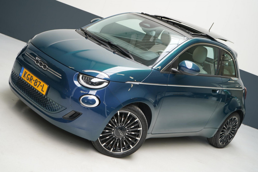 Fiat 500E La Prima 42 kWh | SoH 90,6% | Schuif/kanteldak | Carplay | Adaptive cruise | Parkeersensoren | Pack winter | Lm velgen