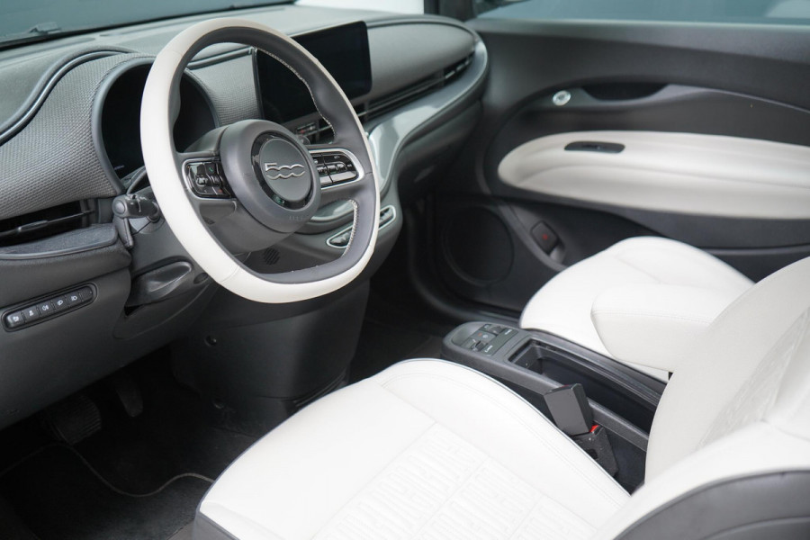 Fiat 500E La Prima 42 kWh | SoH 90,6% | Schuif/kanteldak | Carplay | Adaptive cruise | Parkeersensoren | Pack winter | Lm velgen