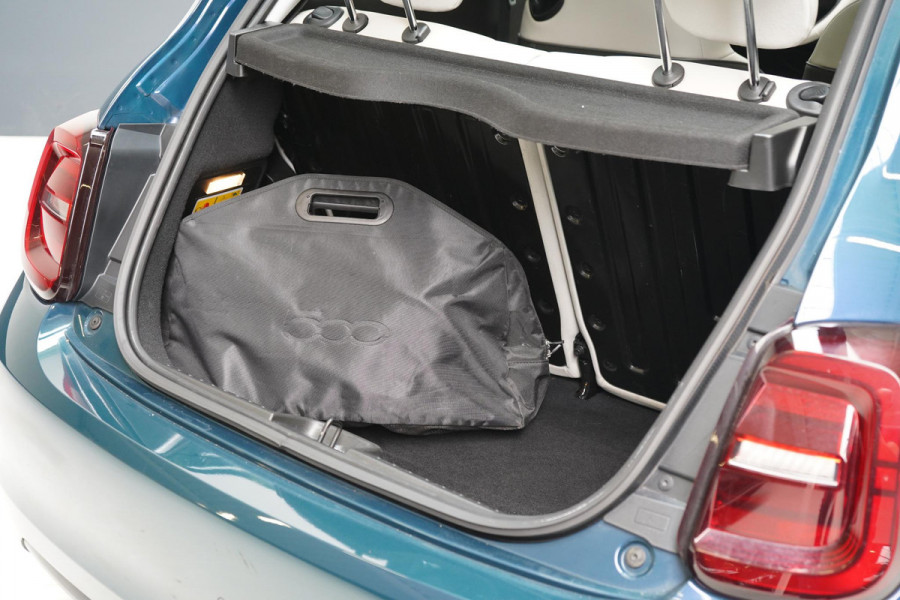 Fiat 500E La Prima 42 kWh | SoH 90,6% | Schuif/kanteldak | Carplay | Adaptive cruise | Parkeersensoren | Pack winter | Lm velgen