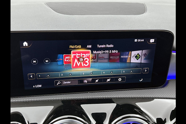Mercedes-Benz A-Klasse 250 e Business Solution AMG Limited Panoramadak | AMG Line | Night pakket | Stoelverwarming | Achteruitrij camera Inclusief 24 maanden Mercedes-Benz Certified garantie voor Europa.