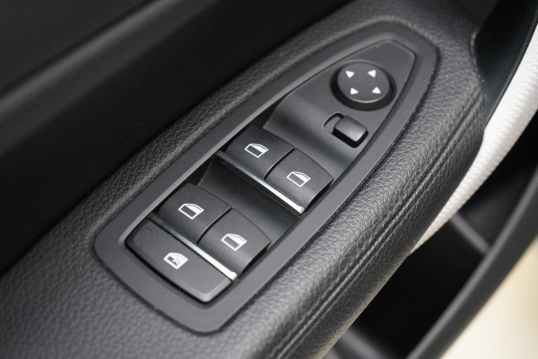 BMW 1-serie 116i Edition M Sport Shadow | Navigatie | Lm velgen | Leder | Unieke km-stand