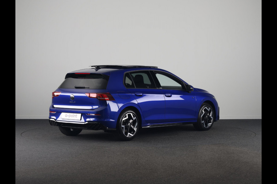 Volkswagen Golf 1.5 eTSI R-Line Edition 150 pk Automaat (DSG) | Verlengde garantie | Navigatie | Panoramadak | Parkeersensoren (Park assist) | Rondomzicht camera | Autom. airco (3 zones) | R-Line |