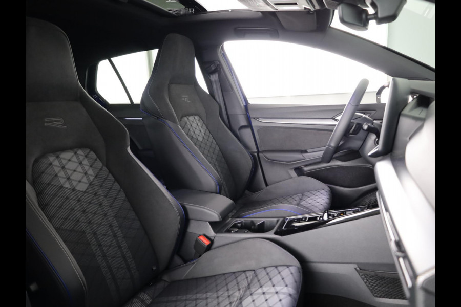 Volkswagen Golf 1.5 eTSI R-Line Edition 150 pk Automaat (DSG) | Verlengde garantie | Navigatie | Panoramadak | Parkeersensoren (Park assist) | Rondomzicht camera | Autom. airco (3 zones) | R-Line |