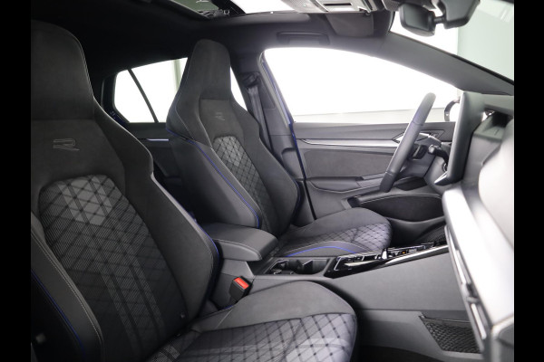Volkswagen Golf 1.5 eTSI R-Line Edition 150 pk Automaat (DSG) | Verlengde garantie | Navigatie | Panoramadak | Parkeersensoren (Park assist) | Rondomzicht camera | Autom. airco (3 zones) | R-Line |