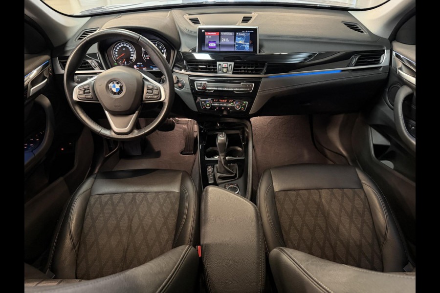 BMW X1 xDrive25e Executive xLine 18"/Keyless/Memory + stoelverwarming/Camera/Elektrische Klep/LED/DAB/Navigatie/PDC